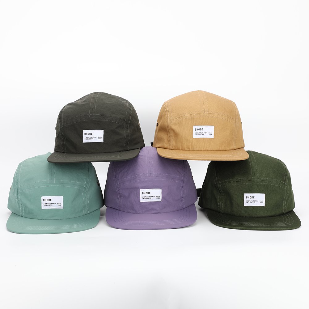 Cappello a 5 pannelli con etichetta tessuta e logo a tesa piatta personalizzato