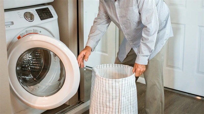 Een snapbackpet wassen in de wasmachine