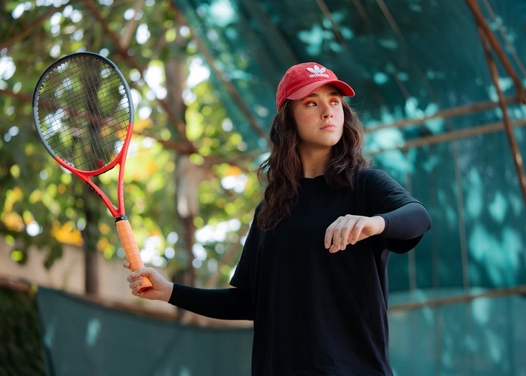 Wearing a hat during exercise facilitates sweat evaporation.